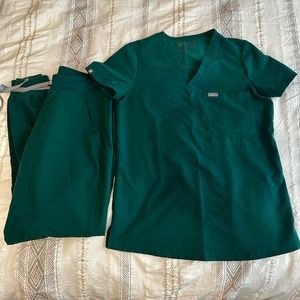 Figs hunter green xs top, small bottoms set